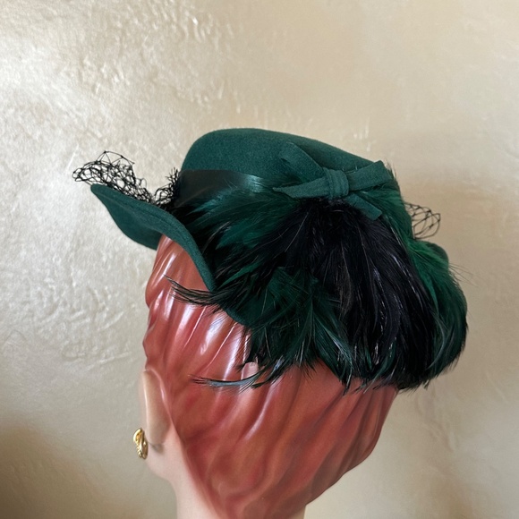 JAUNTY 1940\'s EMERALD GREEN FELT HAT WITH FEATHERS & HALF VEIL main image 12